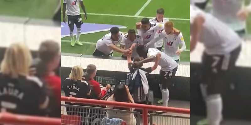 El bonito gesto de los jugadores del Fulham con un chaval discapacitado