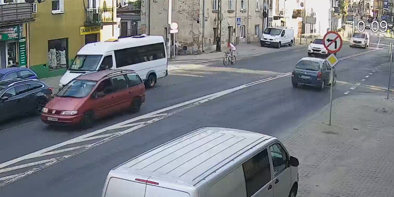 Otro ciclista más interesado en mirar el móvil que la carretera se va a hinchar de minibús