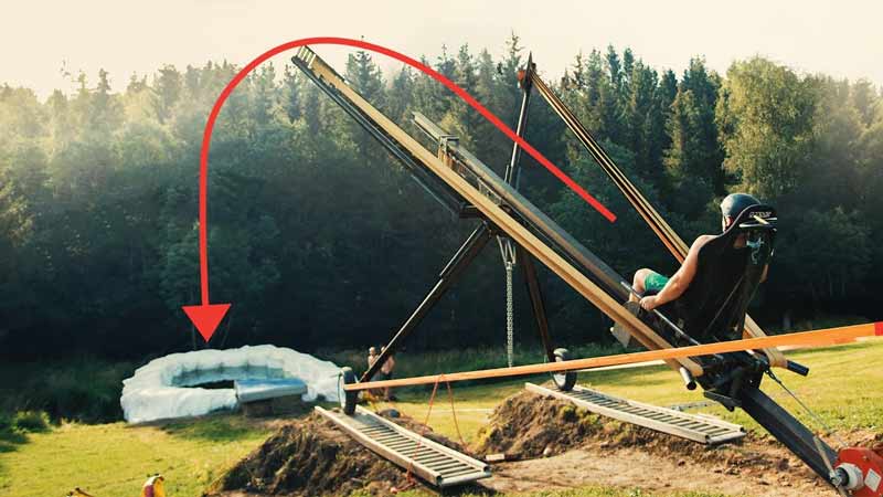 Un tirachinas gigante para lanzar humanos a 30 metros de distancia