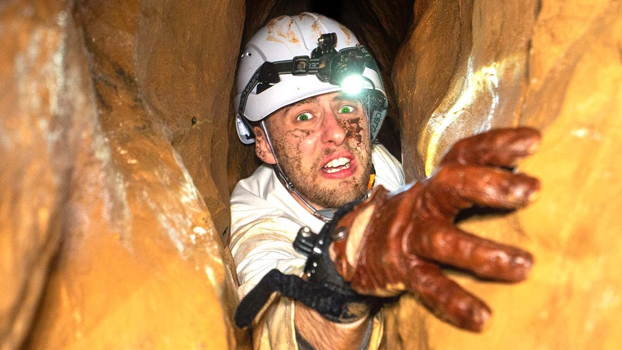Arrastrándose por la cueva más estrecha del mundo ¿claustrofóbico?