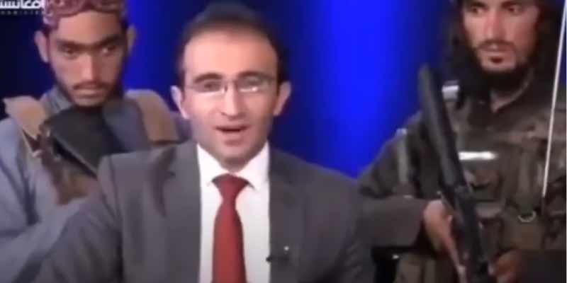 Así se presenta un portavoz talibán en un programa de televisión diciendo que no hay que tener miedo