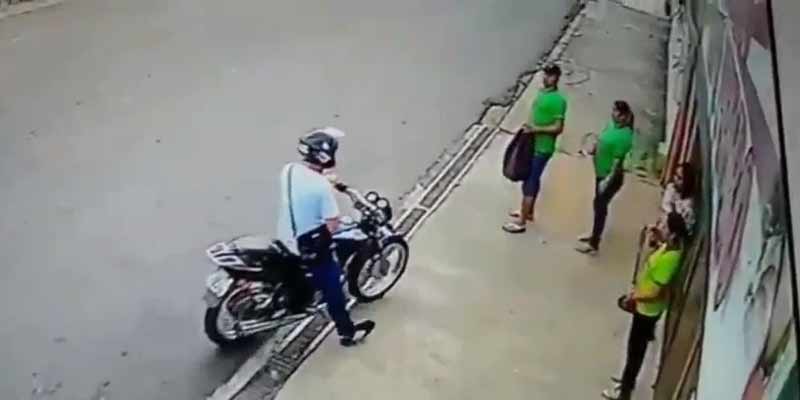Un ladrón en moto va a recibir su dosis de karma instantaneo