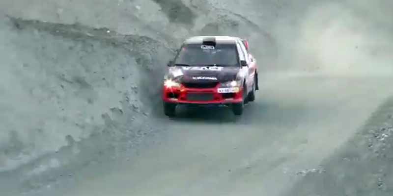 Un coche da siete vueltas de campana en un accidente en un rally en Rusia
