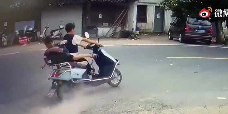Este padre e hijo en moto acaban de gastar la buena suerte de toda su vida