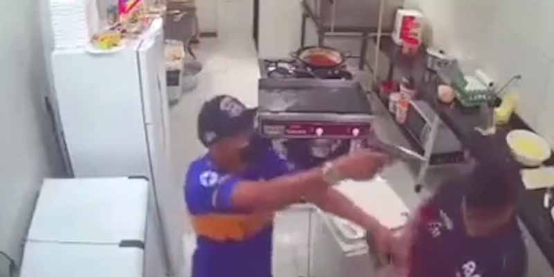 Un atracador recibe una lección que no olvidará al intentar atracar una cocina, video gratificante de hoy