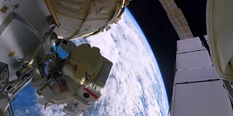Astronautas pierden una pieza de la nave en un paseo espacial