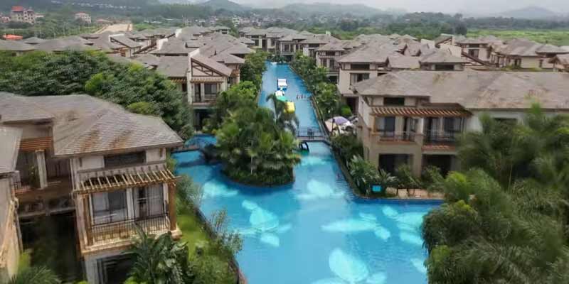 Un complejo de aguas termales en China con una piscina de más de 1 km