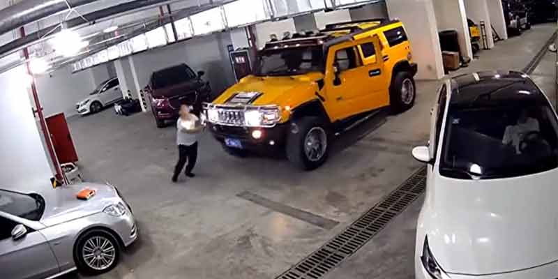 Un mecánico chino intenta parar un Hummer con sus brazos