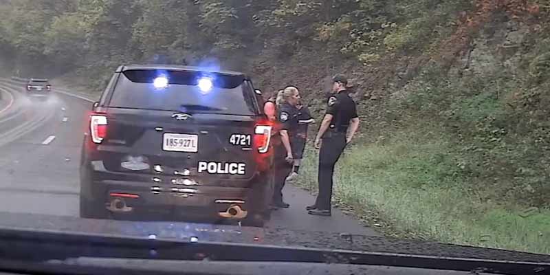 Un policía salva in extremis a una compañera que va a ser embestida con un coche