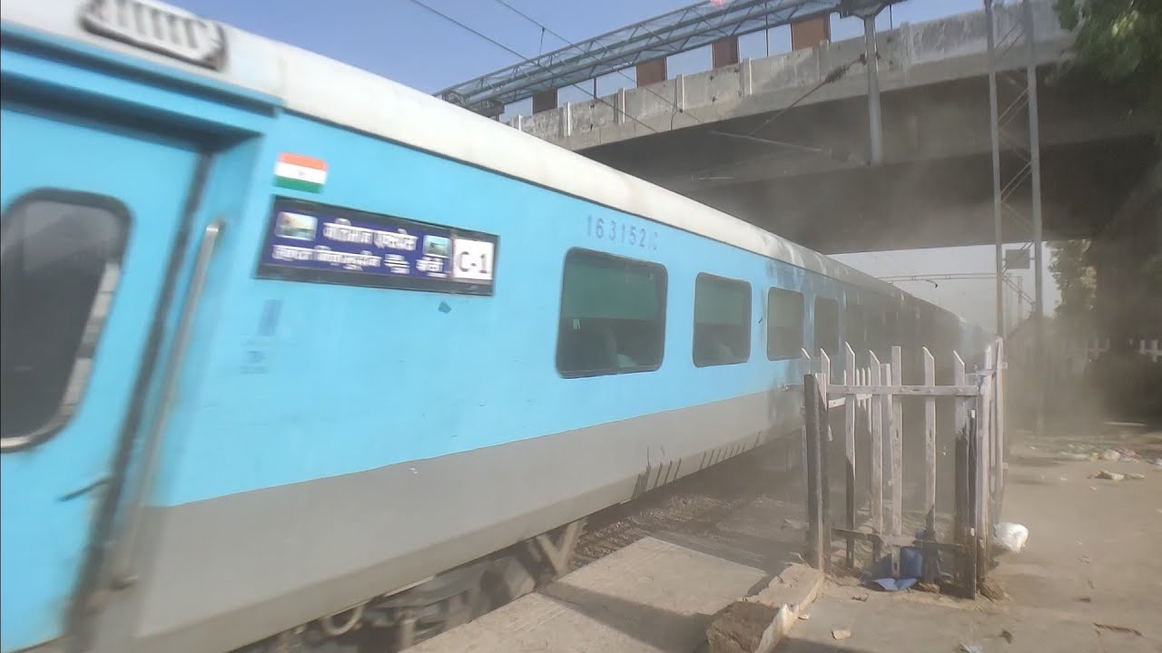 Un tren pasando a 155 km/h por una estación de la India