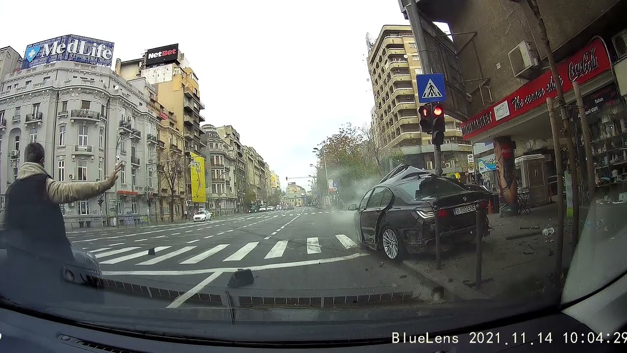 Se estampa de esta impactante manera contra un semáforo con su BMW durante una persecución policial