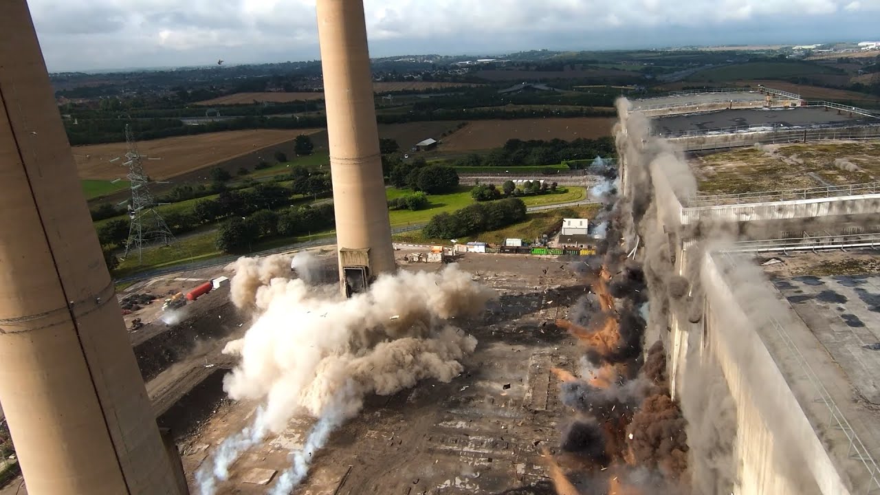 La demolición de una antigua central eléctrica visto con un drone es así de espectacular