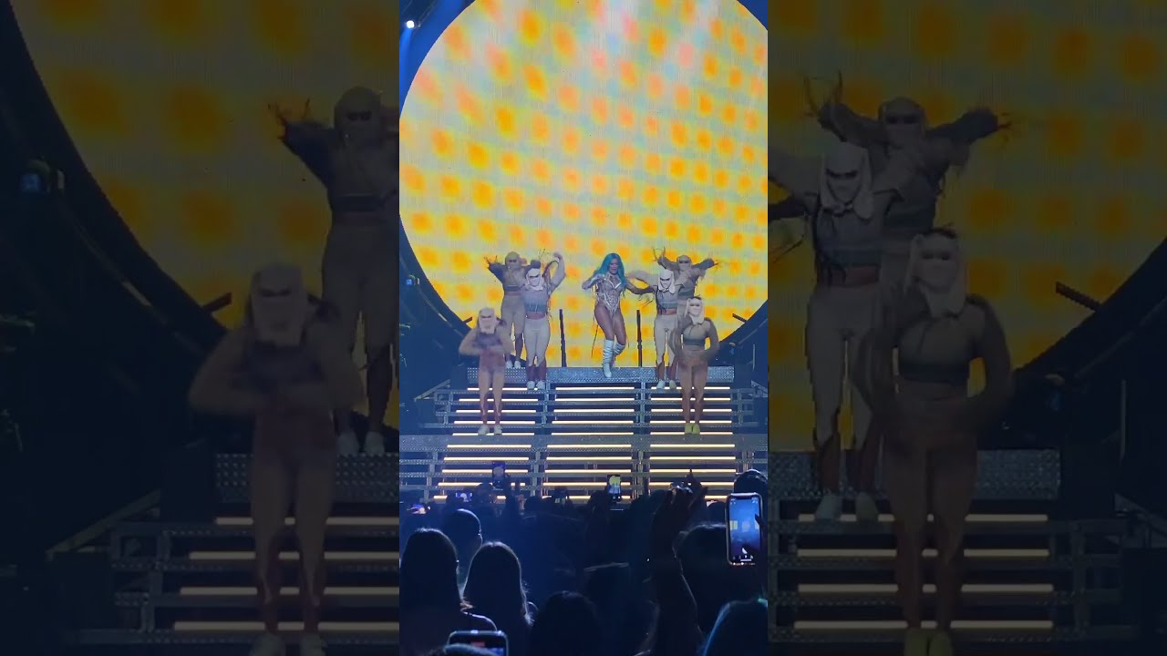 La cantante Karol G se cae por unas escaleras durante una actuación