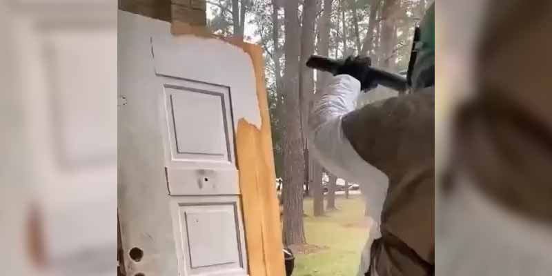 Quitando la pintura de la puerta con aire a presión