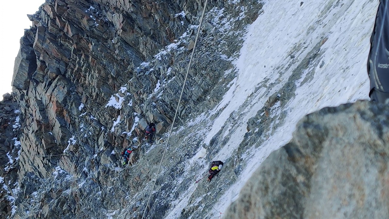 Un alpinista en mitad de un desprendimiento de rocas