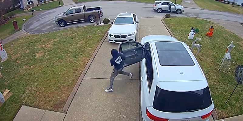 Pilla a unos ladrones intentando robar su coche en la puerta de su casa