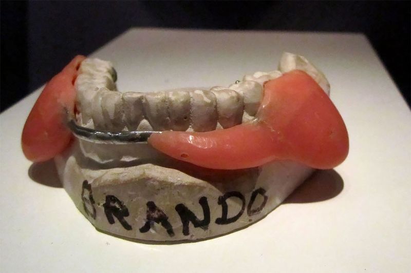 Esta es la prótesis que le pusieron a Marlon Brando en la boca en "El Padrino"