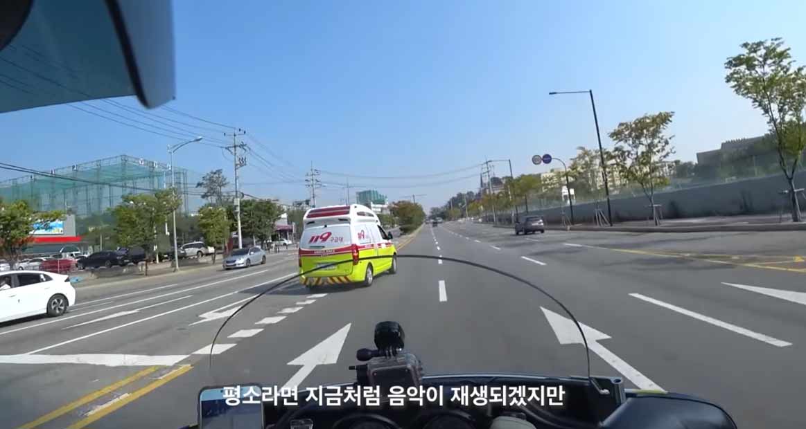Una moto de la policía escoltando a una ambulancia en plena hora punta por las calles de Seúl