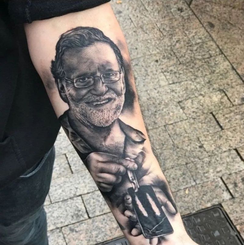 ¿Qué tiene la gente en la cabeza para tatuarse a Rajoy así?