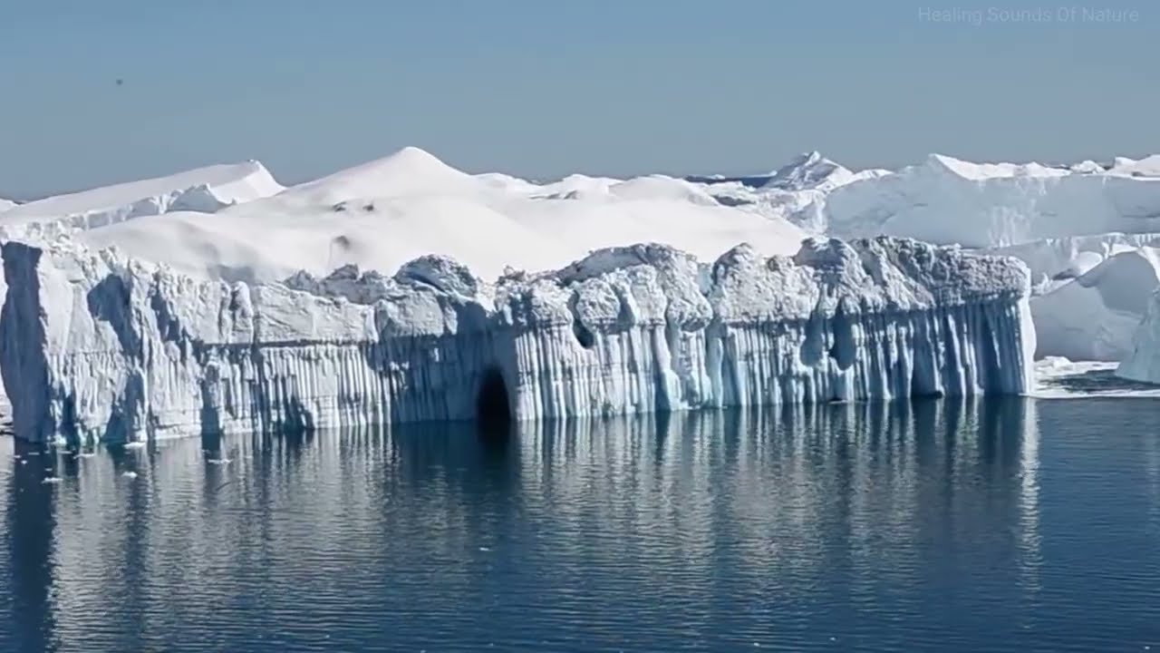 Un gigantesco iceberg se da la vuelta