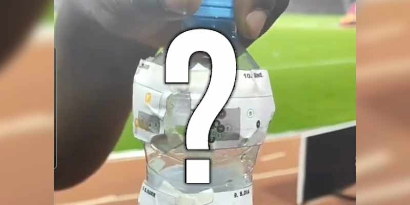 La botella con los trucos del portero de la selección de Egipto de fútbol