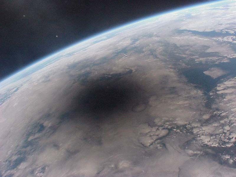 Así se ve la Tierra durante un eclipse solar desde el espacio