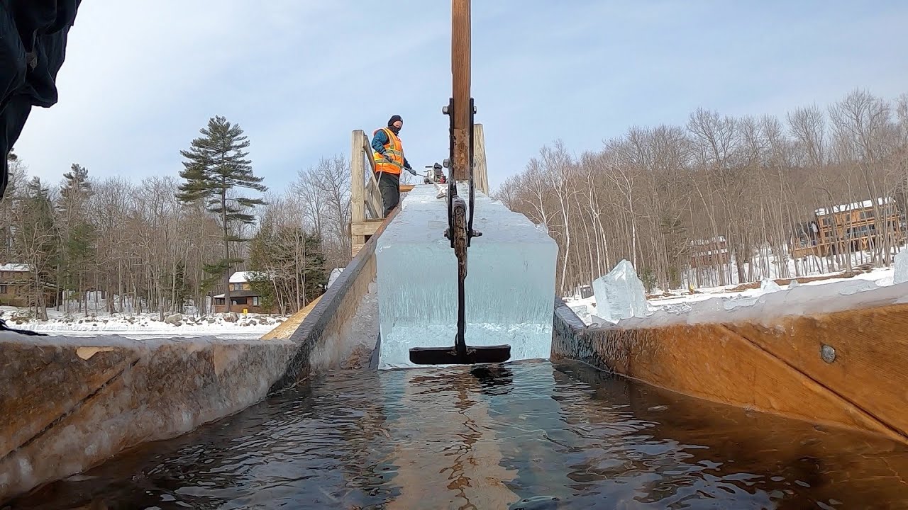 El trabajo tradicional de recolectar hielo de un lago congelado en EEUU