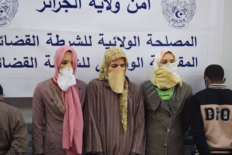 Pillan a narcotraficanted disfrazados así de mujeres intentando pasar droga en la frontera de Argelia