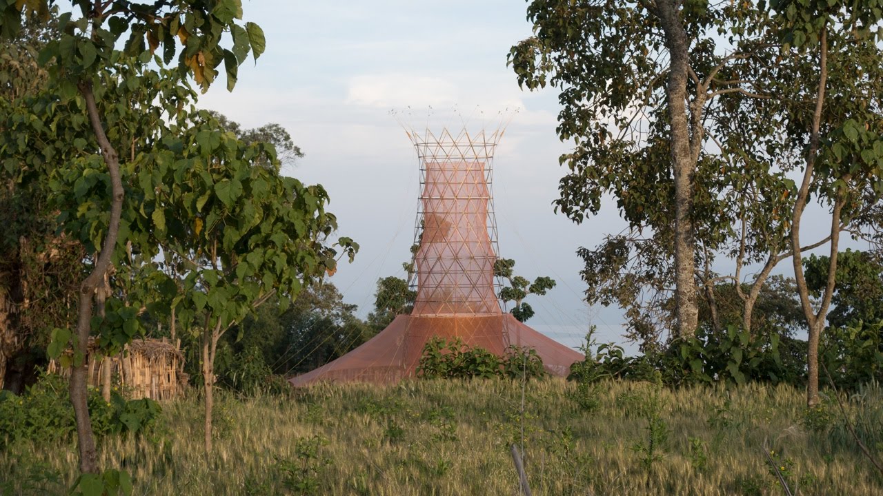 Una torre que es capaz de recoger 100 litros de agua al día de la atmósfera
