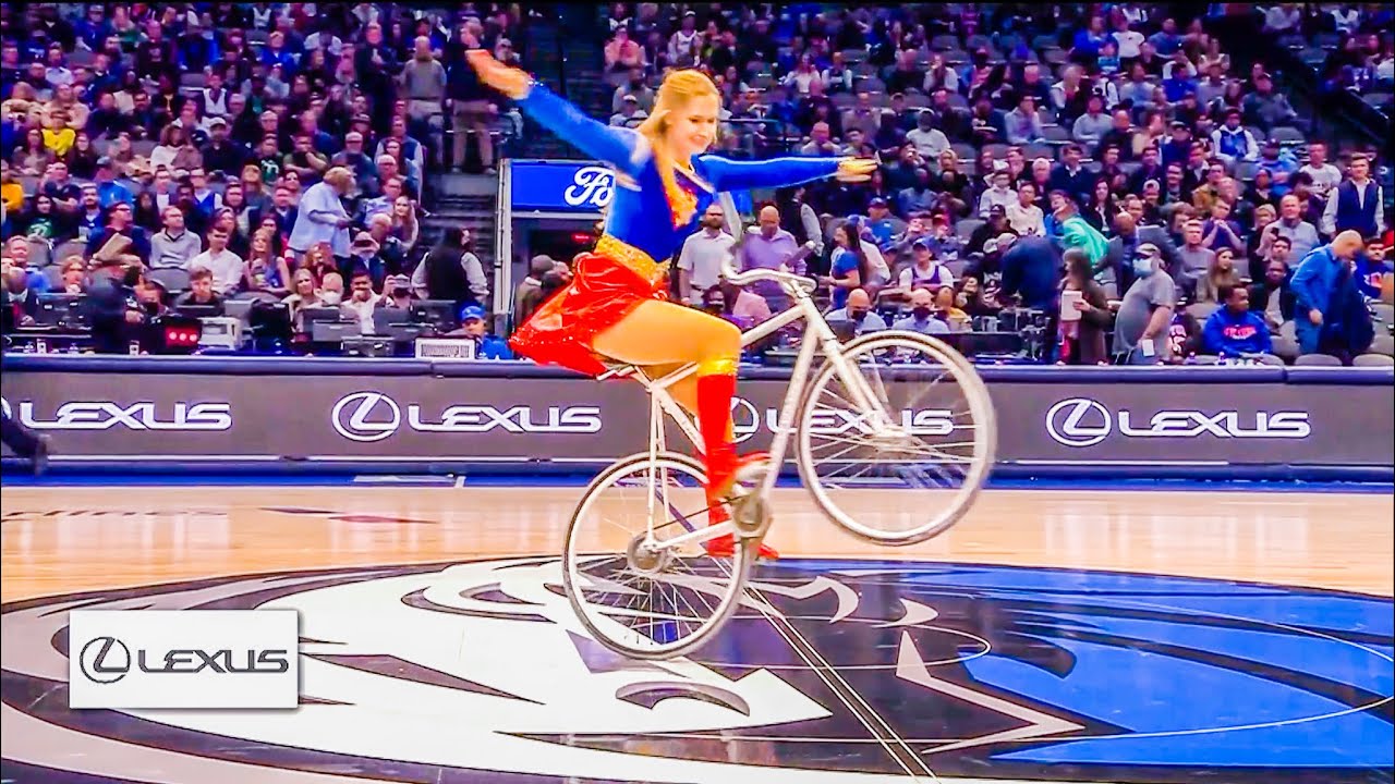 Espectáculo en el medio tiempo de un partido de la NBA con una acróbata en bicicleta