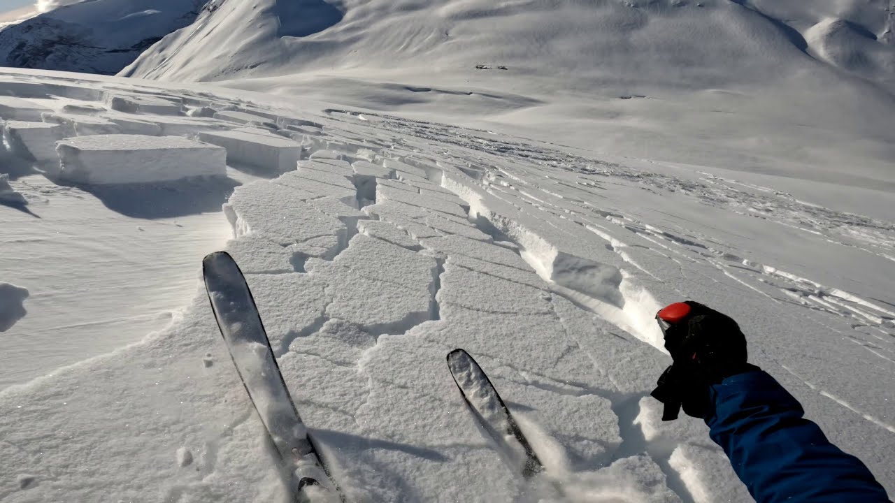 Un esquiador es atrapado por una avalancha
