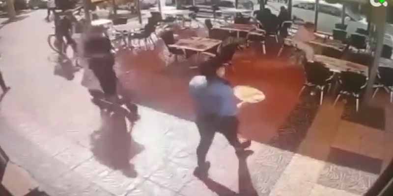 Dos personas que circulan en un patinete arrollan a una camarera en Gran Canaria