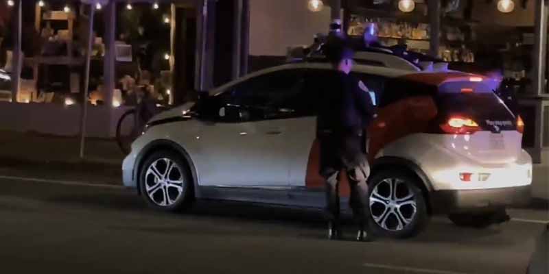 La policía de San Francisco para a un taxi autónomo... Y se da a la fuga