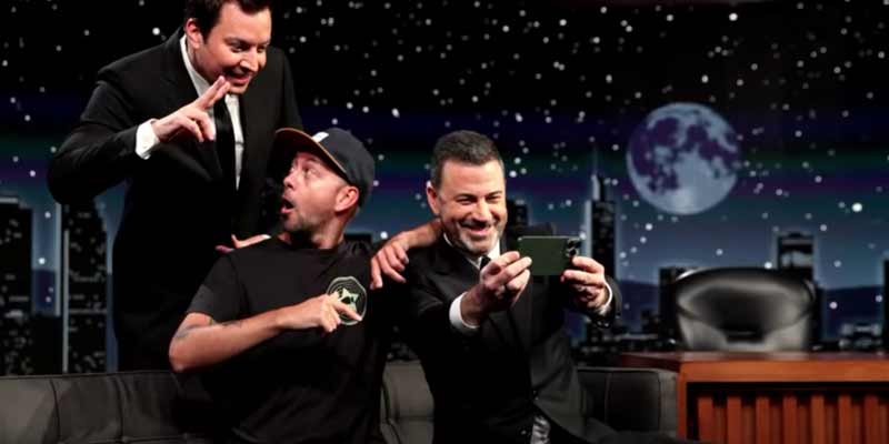 Jimmy Fallon y Jimmy Kimmel gastándole bromas a los fans
