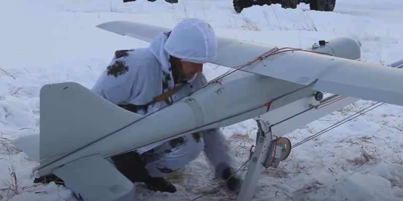Soldados ucranianos analizan un drone ruso Orlan-10 que han capturado