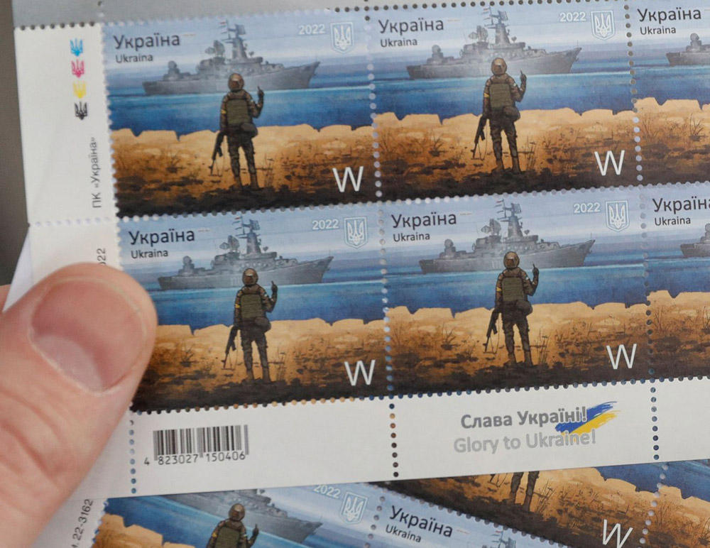 Ucrania hunde el buque insignia de la flota rusa en el mar Negro y saca un sello para inmortalizarlo
