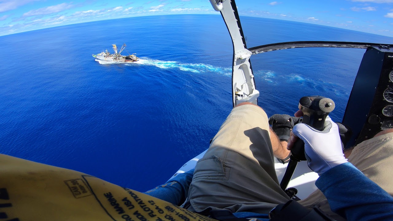 Un helicóptero aterrizando en un atunero en alta mar