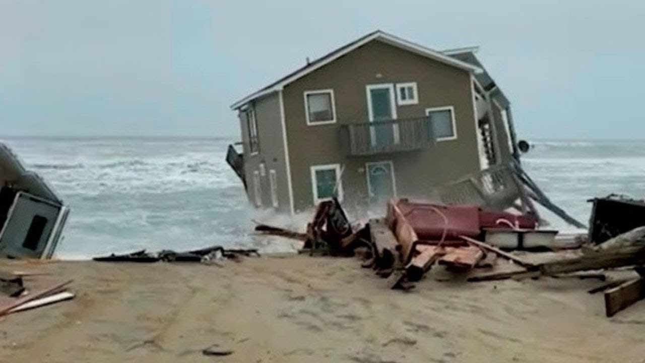 Una casa se derrumba sobre el mar