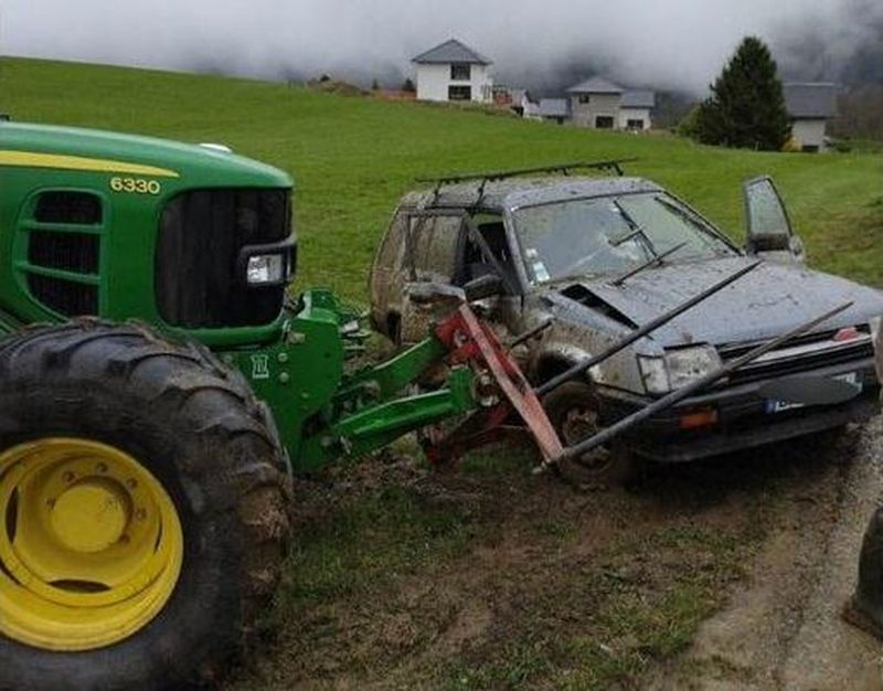 Un agricultor es juzgado por ensarta el coche de un jovén que entró en su terreno para hacer derrapes