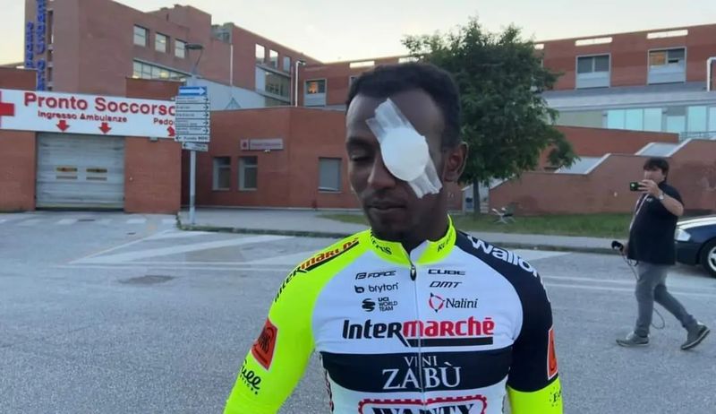Biniam Girmay, el ganador de la décima etapa del Giro de Italia, se lesiona un ojo abriendo el champán celebrándolo en el podio