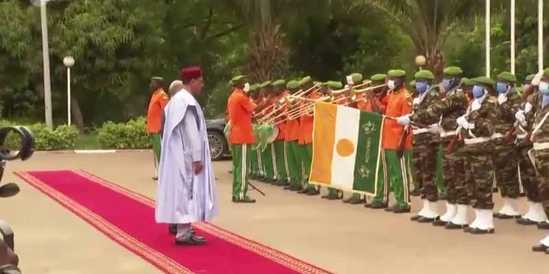 La orquesta de Níger no ha ensayado lo suficiente el himno de Alemania y lo toca así delante del canciller