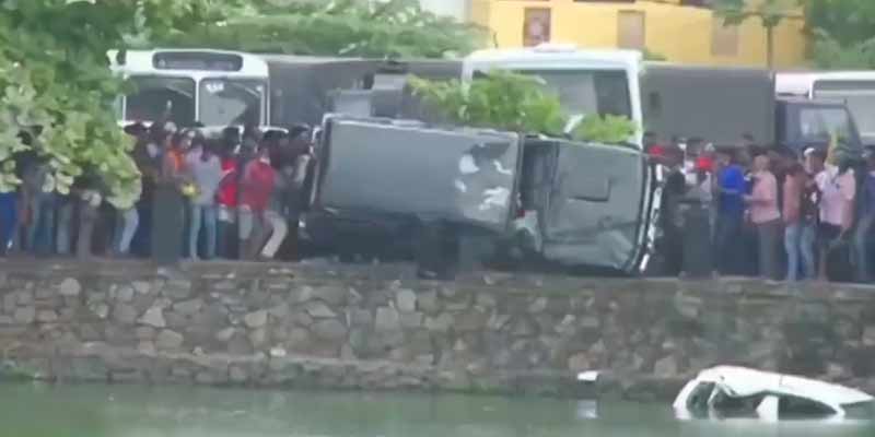 En Sri Lanka han tirado los coches de los políticos al río