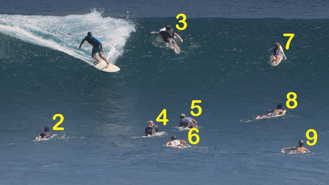 Surfista esquiva a otros 25 surfistas mientras cabalga una ola