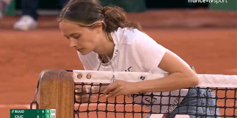 Una activista ecológica se encadena a la red en la semifinal de Roland Garros