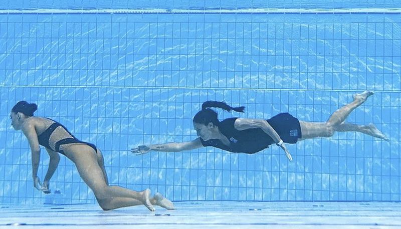 La nadadora Anita Álvarez se desmaya dentro del agua y su entrenadora se lanza para salvarle la vida