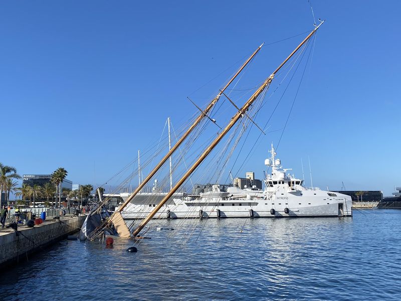 Un barco de Salvamento Marítimo hunde un yate en Tarragona tras golpearlo