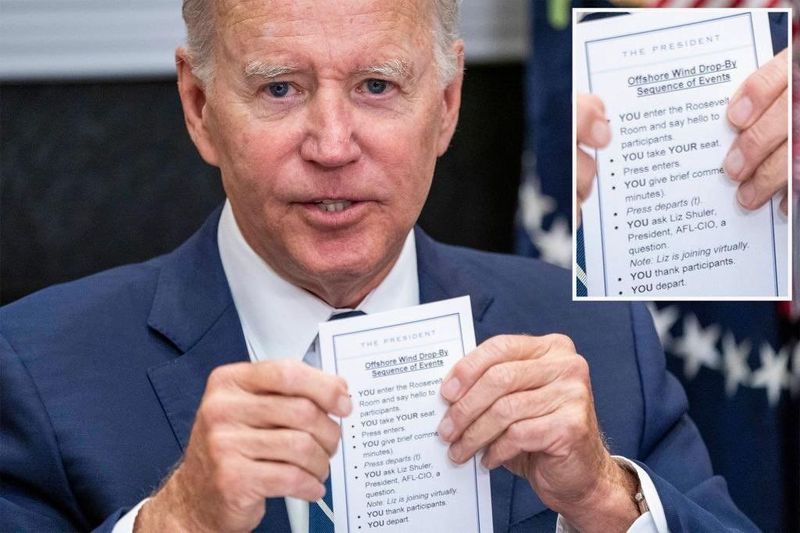 Publican varias fotos de Biden con una "chuleta" con lo que tiene que hacer en cada momento