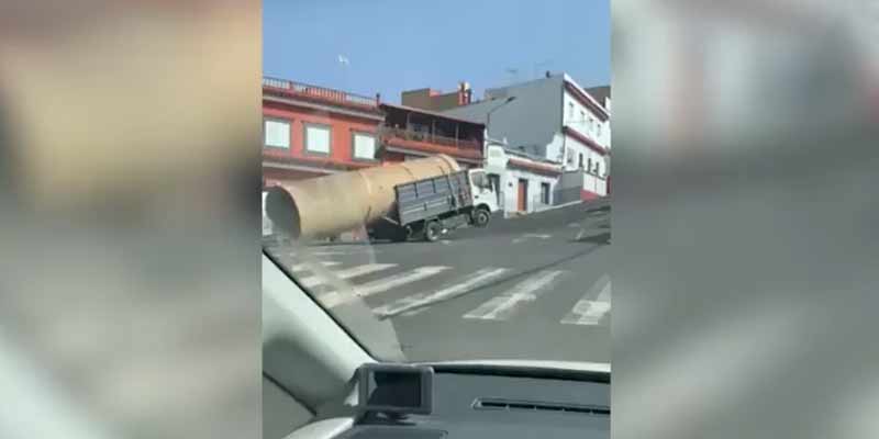 Liada de un camionero intentando transportar una tubería gigante en Las Palmas
