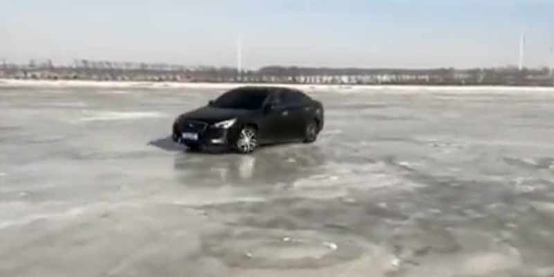 Grabando al coche haciendo derrapes en el hielo ¿qué podía salir mal?