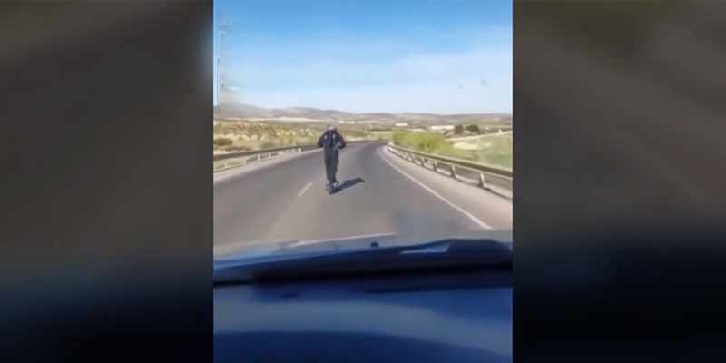 Adelanta con un patinete en una autovía a más de 100 km/h